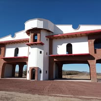 Acceso principal ilustrativo